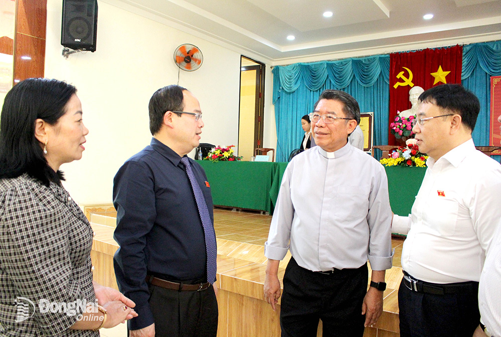 Phó bí thư Tỉnh ủy, Trưởng đoàn Đại biểu Quốc hội tỉnh Quản Minh Cường (thứ 2 từ trái sang) và đại biểu Nguyễn Công Long, Ủy viên thường trực Ủy ban Tư pháp của Quốc hội (bìa phải) trò chuyện với cử tri bên lề hội nghị tiếp xúc cử tri sau Kỳ họp thứ 4, Quốc hội XV. Ảnh: T.LÂM