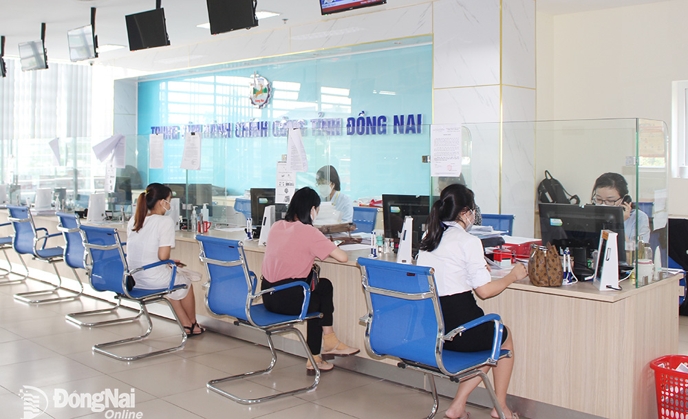 Lãnh đạo UBND TT.Hiệp Phước (H.Nhơn Trạch) hướng dẫn công chức xử lý hồ sơ thủ tục hành chính cho người dân tại Bộ phận một cửa thị trấn. Ảnh: H. Thảo