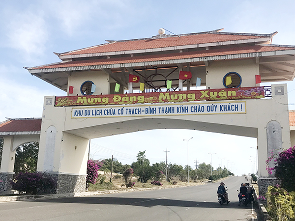 Cổng chào Khu du lịch chùa Cổ Thạch - Bình Thạnh (xã Bình Thạnh, H.Tuy Phong, tỉnh Bình Thuận). Ảnh: L.VIÊN