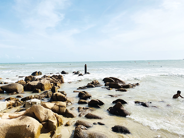 Bờ biển Cổ Thạch hình cánh cung với nhiều bãi đá