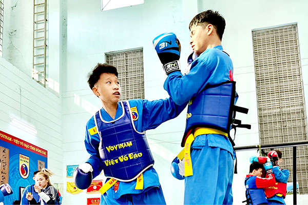 Trong quá trình tập luyện, 2 anh em Nguyễn Đại Lộc (trái) và Nguyễn Hữu Tài luôn chú ý luyện những thế đánh khó để có kinh nghiệm khi tham gia thi đấu