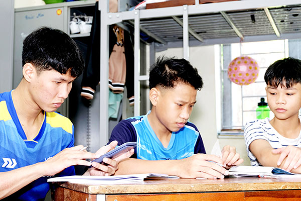 Sau các giờ tập, anh em Tài và Lộc lại miệt mài học văn hóa vào chiều tối mỗi ngày