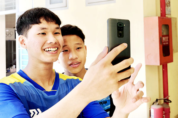 Do sống xa gia đình nên vào giờ được phép sử dụng điện thoại trong ngày, anh em Tài và Lộc lại tranh thủ gọi điện về cho cha mẹ