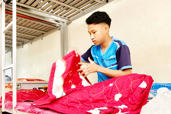 Trong môi trường sinh hoạt, học tập, tập luyện tập trung tại Đội năng khiếu vovinam của Trường phổ thông Năng khiếu thể thao Đồng Nai, 2 anh em tự chăm sóc cho bản thân, rèn luyện tính gọn gàng, ngăn nắp