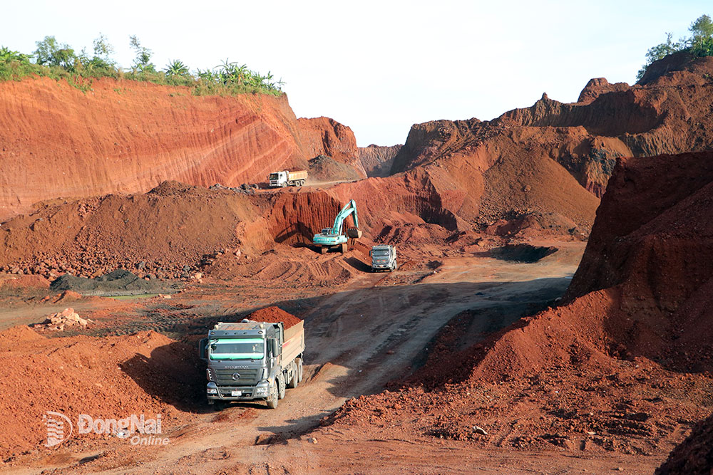 Dự án Đường cao tốc Phan Thiết - Dầu Giây đang thiếu nguồn đất đắp để thi công các hạng mục đường gom dân sinh, đường song hành, đường dẫn cầu vượt. Ảnh: P.Tùng