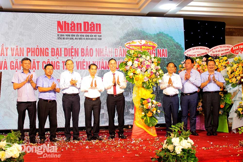 Các đồng chí lãnh đạo tỉnh trao tặng hoa của Ban TVTU chúc mừng Văn phòng đại diện Báo Nhân dân tại Đồng Nai