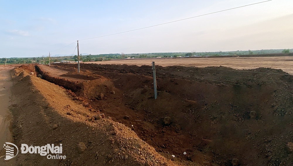 Đường dây điện cao hơn 10m sắp bị đất vùi lấp (Ảnh CTV)