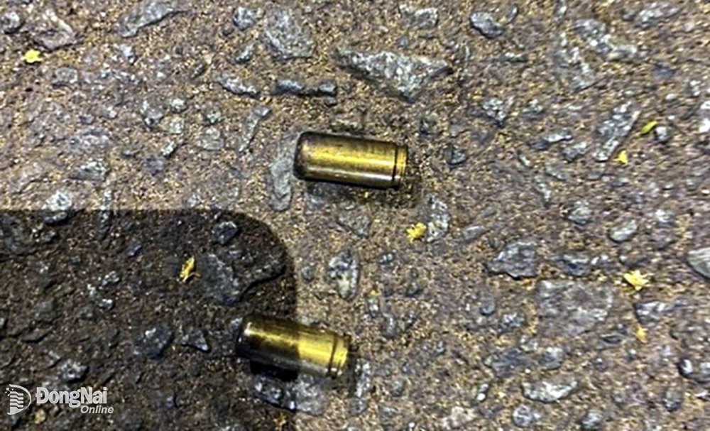 Vỏ đạn rơi tại hiện trường vụ việc (ảnh CTV)