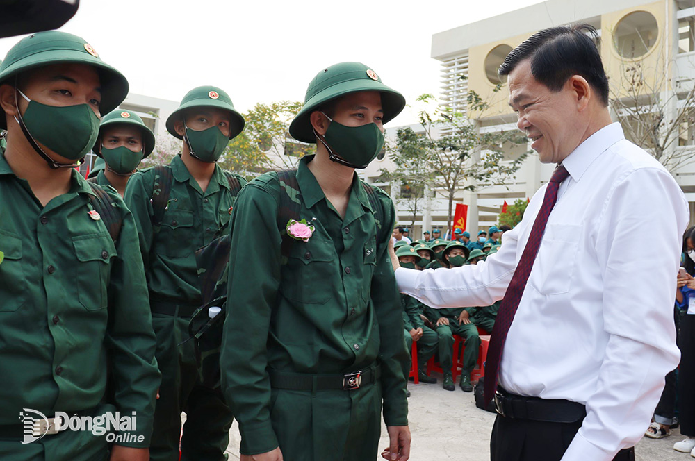Ủy viên Trung ương Đảng, Bí thư Tỉnh ủy Nguyễn Hồng Lĩnh động viên thanh niên H.Vĩnh Cửu nhập ngũ năm 2023. Ảnh: N.HÀ
