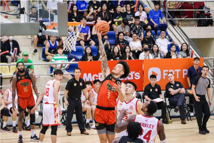 Khoa Trần (áo đỏ) thường góp mặt ở đội hình xuất phát của Saigon Heat - Ảnh: VBA