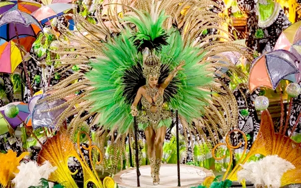 Trang phục lễ hội Carnival thường được làm từ lông vũ ở Brasil. Nguồn: travelinglifestyle.net