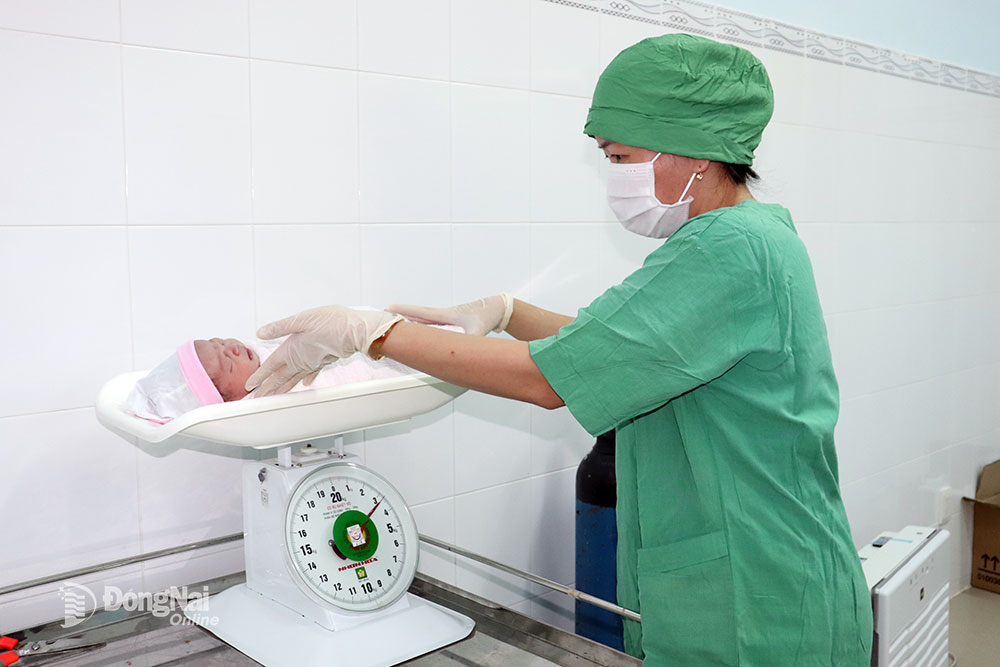 Nhân viên y tế chăm sóc trẻ sơ sinh tại Trung tâm Y tế H.Cẩm Mỹ. Ảnh: A.Yên