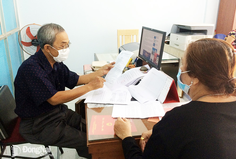 Luật sư Ngô Văn Định hướng dẫn khách hàng làm đơn gửi cơ quan chức năng khi “dính bẫy” cho vay lãi nặng qua các app vay tiền. Ảnh: Đ.Phú