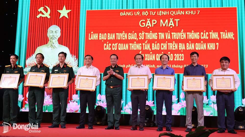 Trung tướng Trần Hoài Trung, Bí thư Đảng ủy, Chính ủy Quân khu 7 khen thưởng các tập thể, cá nhân