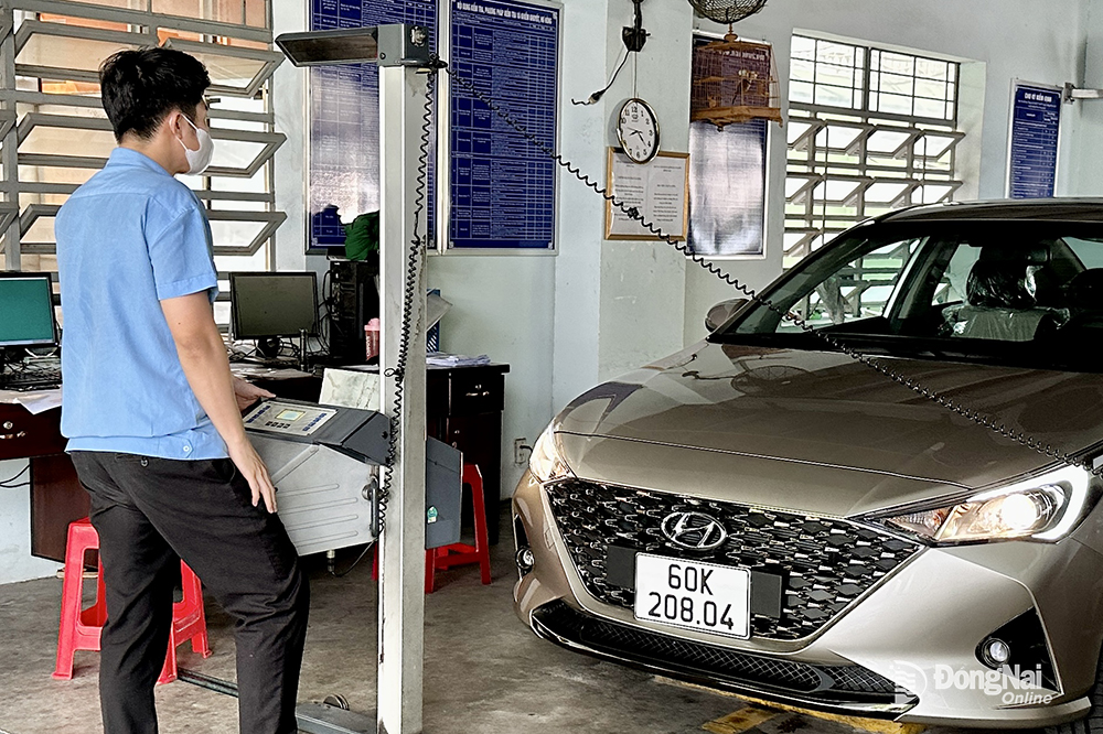 Một xe ô tô mới đăng ký năm 2023 tại Đồng Nai được Trung tâm Đăng kiểm xe cơ giới 60-01S (TP.Biên Hòa) tiến hành đăng kiểm vào tháng 2. Ảnh: Minh Thành