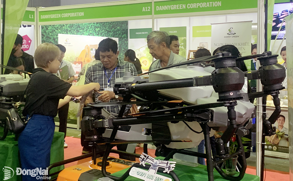 Khách tham quan gian hàng giới thiệu công nghệ sử dụng máy bay không người lái trong sản xuất nông nghiệp. Ảnh: B.Nguyên