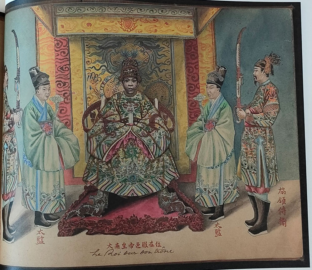 Bức tranh Đại Nam Hoàng đế sắc phục tại vị (Hoàng đế nước Đại Nam trong trang phục thiết Đại triều) vẽ hoàng đế với thần thái sống động.