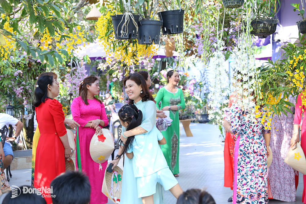 Không gian Cafe Tím nhộn nhịp khách đến chụp hình với hàng ngàn giỏ lan