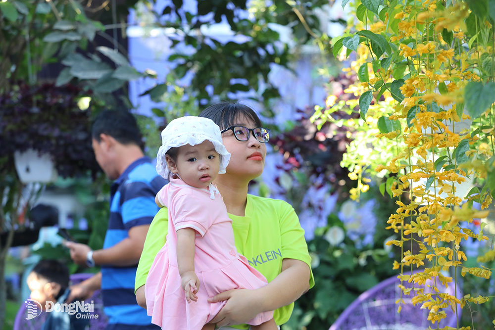Hai mẹ con chị Nguyễn Thu Thảo ngắm hoa tại Cafe Tím