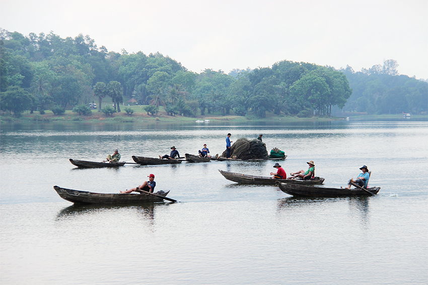 Đội thuyền chuyên đánh bắt cá trên hồ Sông Mây