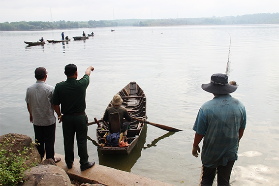Đội trưởng Đội Nuôi trồng thủy sản hồ Sông Mây Lê Minh Tấn trực tiếp chỉ đạo tổ đánh bắt cá giăng lưới trên hồ Sông Mây