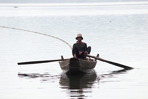  Ghe - phương tiện dùng để giăng lưới trên hồ
