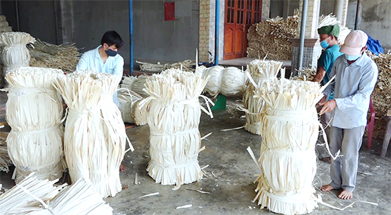 Làng nghề chuốt lá buông ở ấp 1, xã Xuân Hưng (H.Xuân Lộc) đã tạo việc làm cho hàng trăm lao động tại địa phương