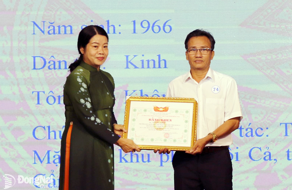 Ông Vũ Văn Thịnh nhận khen thưởng cán bộ Mặt trận cơ sở tiêu biểu năm 2022 do Phó chủ tịch Ủy ban MTTQ Việt Nam tỉnh Lưu Thị Hà trao tặng