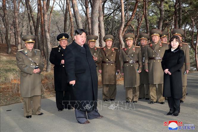 Nhà lãnh đạo Triều Tiên Kim Jong-un (trái, phía trước) thị sát cuộc tập trận tấn công hỏa lực của đơn vị pháo binh Hwasong ở thành phố cảng Nampho, ngày 9/3/2023. Ảnh: YONHAP/TTXVN