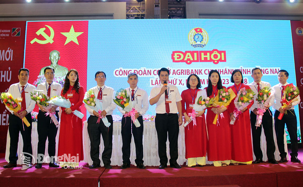 Ban chấp hành nhiệm kỳ X (2023-2028) của Agribank chi nhánh tỉnh Đồng Nai ra mắt đại hội. Ảnh: Hoàng Hải