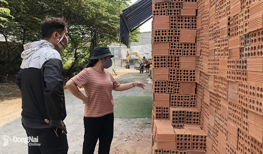 Người dân tham khảo các loại vật liệu xây dựng tại một cửa hàng trên đường Bùi Hữu Nghĩa (TP.Biên Hòa). Ảnh: H.Quân