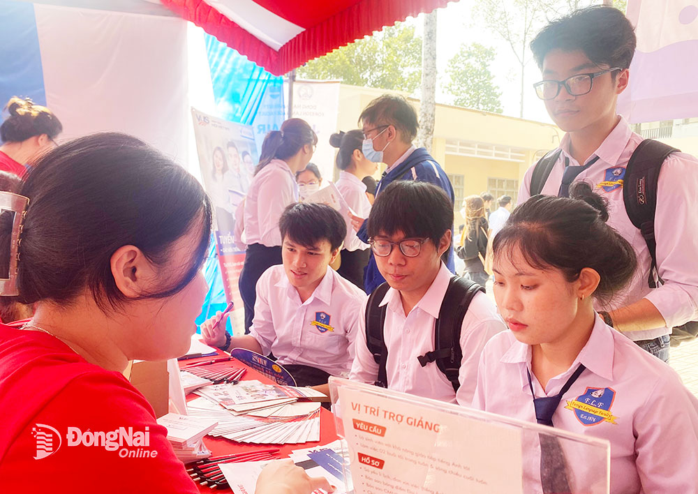 Sinh viên Khoa Ngoại ngữ, Trường đại học Đồng Nai tham gia Ngày hội việc làm năm 2023. Ảnh: H.Yến