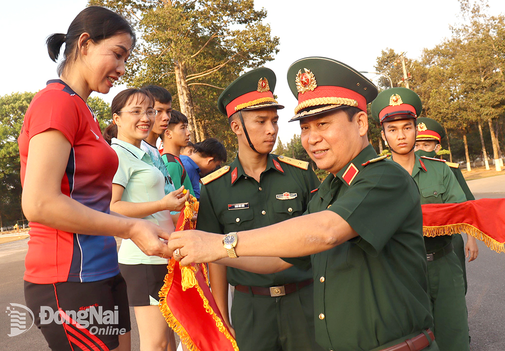 Thiếu tướng Đỗ Hoàng Ngân, Phó chính ủy nhà trường trao giải nhất đồng đội nữ