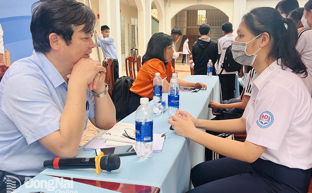 TS Nguyễn Mạnh Hùng, chuyên viên chính Vụ Giáo dục đại học (Bộ GD-ĐT) giải tỏa những lo lắng của học sinh Trường THPT Hoàng Diệu (TP.Long Khánh) trong Ngày hội tư vấn tuyển sinh năm 2023 tại Đồng Nai. Ảnh: C.NGHĨA