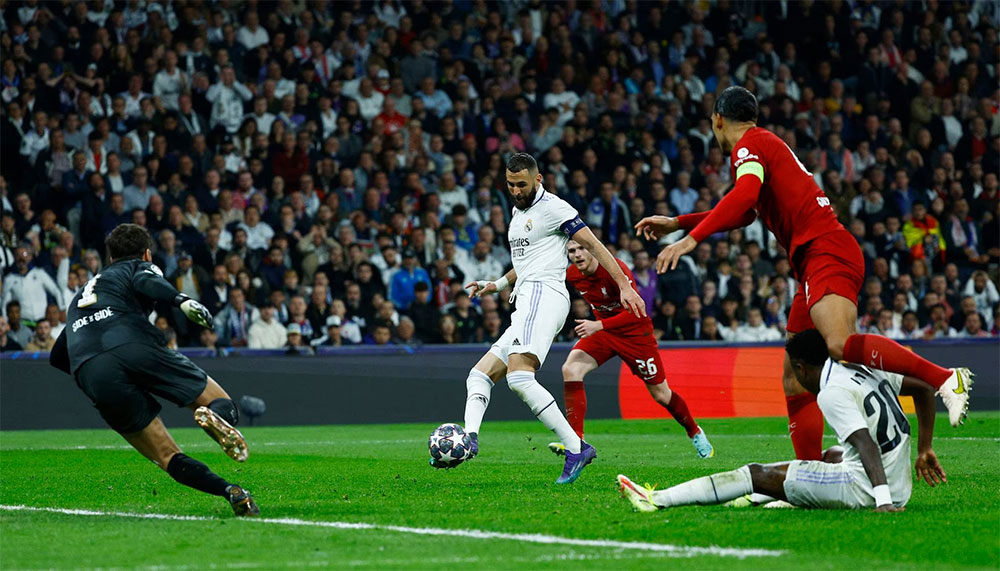 Real Madrid (áo trắng) dễ dàng vượt qua Liverpool với tỷ số 1-0