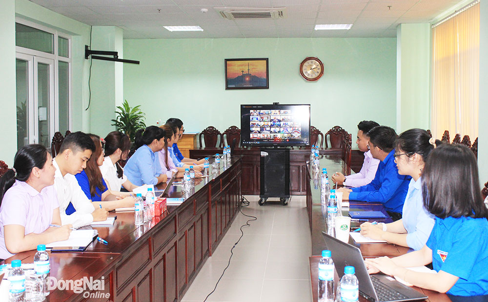 Các đại biểu tại điểm cầu Đồng Nai theo dõi diễn đàn bằng hình thức trực tuyến. Ảnh: Nga Sơn