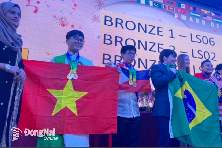 Phạm Anh Tú đạt huy chương vàng trong kỳ thi Toán học quốc tế dành cho thanh thiếu niên diễn ra tại Singapore vào cuối năm 2022. Ảnh: NVCC