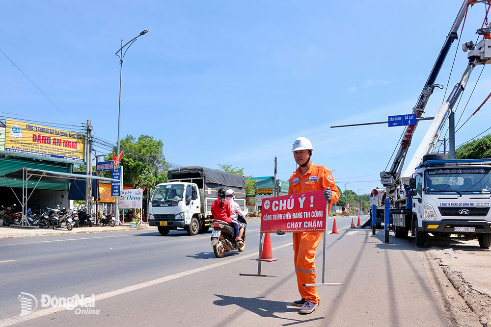 Để thao tác trên đường dây mạch kép 479 Phú Túc - 472 Thành Đồng (ven quốc lộ 20, địa phận xã Phú Túc, H.Định Quán) được an toàn, Đội Hotline (Công ty TNHH MTV Điện lực Đồng Nai) phải bố trí biển cảnh báo từ xa cho các phương tiện giao thông
