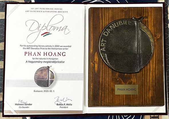 Huy chương Giải thưởng Nghệ thuật Danube của nhà thơ Phan Hoàng