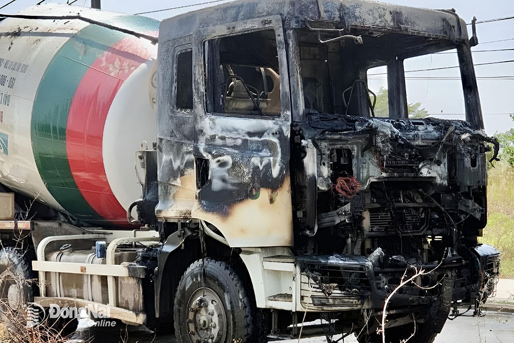 Xe trộn bê tông bị cháy rụi phần cabin khi đang lưu thông trên đường số 4, xã Phước Khánh (H.Nhơn Trạch) Ảnh: CTV
