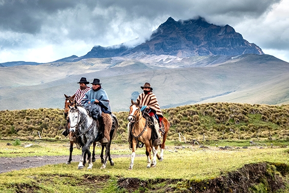 Núi non hùng vĩ của Ecuador thích hợp với môn cưỡi ngựa. Nguồn: Sunart Media/Shutterstock/lonelyplanet.com