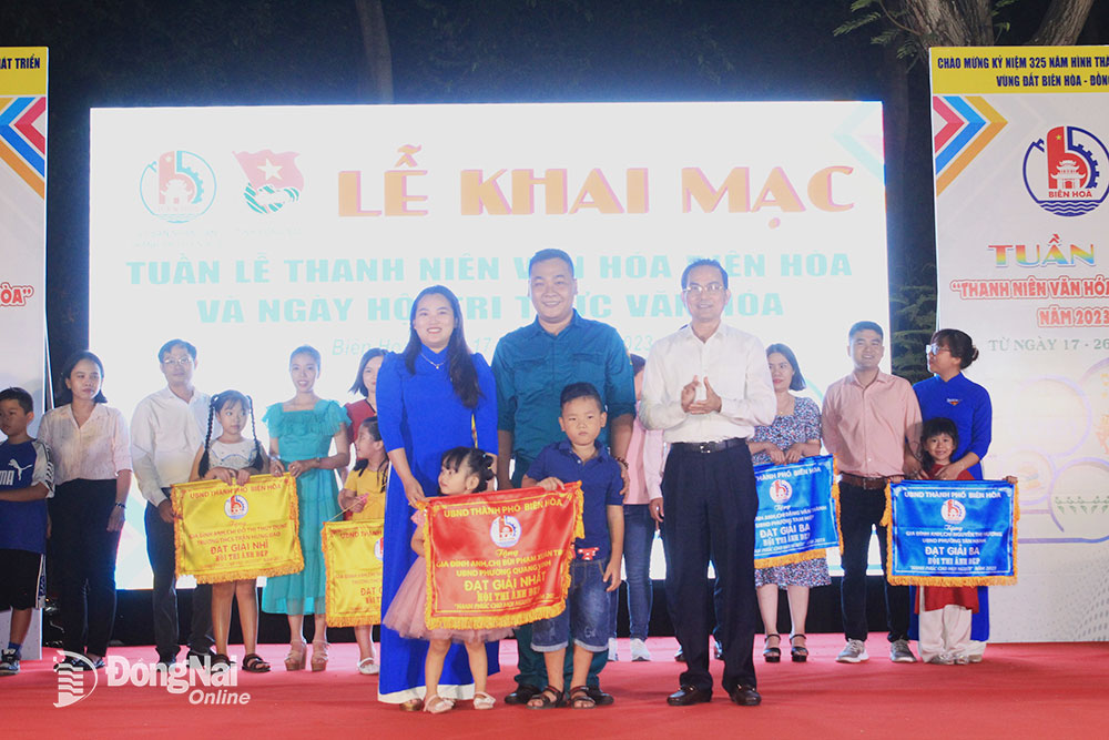Bí thư Thành ủy Biên Hòa Võ Văn Chánh trao giải cho các gia đình đạt giải hội thi ảnh đẹp cho mọi người. Ảnh: Nga Sơn