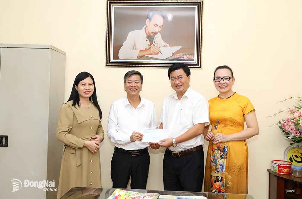 Ban biên tập Báo Đồng Nai trao số tiền 20 triệu đồng cho Ban biên tập báo Sơn La. Ảnh: Huy Anh