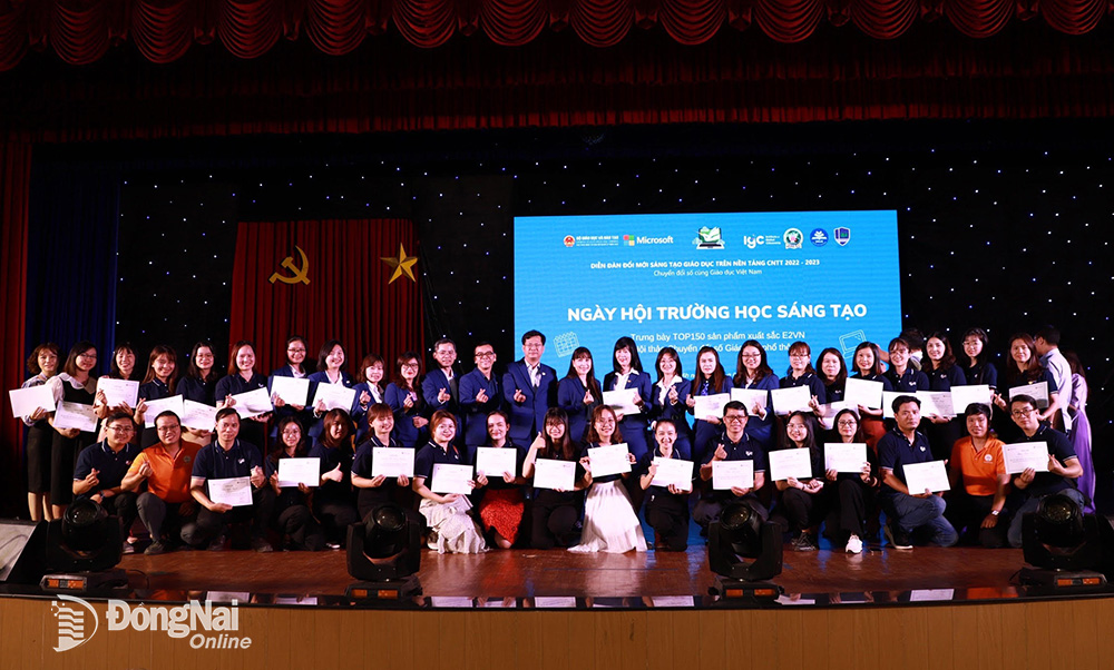 Tác giả và đồng tác giả của 27 tác phẩm xuất sắc  đến từ các đơn vị thành viên Tập đoàn giáo dục IGC được vinh danh trong chương trình Ngày hội trường học sáng tạo Việt Nam ngày 18-3 (Ảnh: HS)