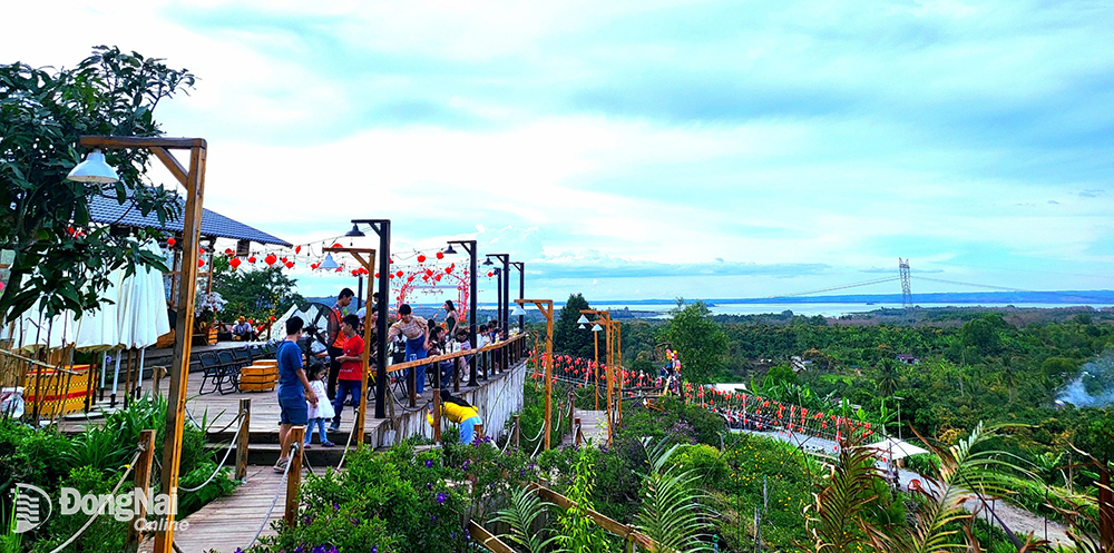 Một góc không gian tại quán cà phê Lưng Chừng Mây (xã La Ngà, H.Định Quán). Ảnh: Tài Phạm