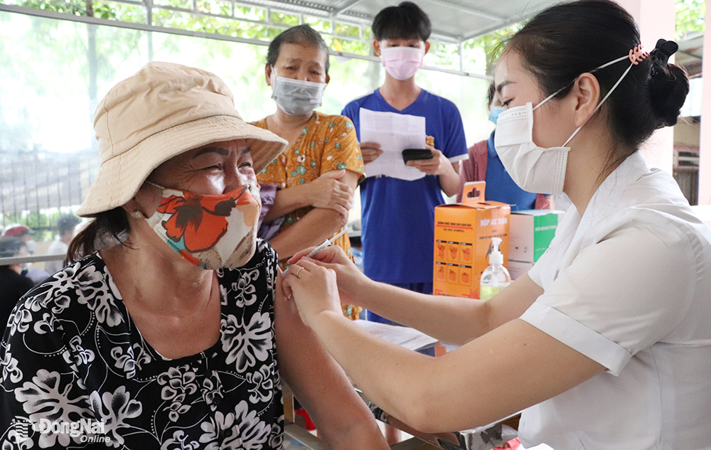 Nhân viên y tế xã Phú Hội (H.Nhơn Trạch) tiêm vaccine ngừa Covid-19 cho người dân. Ảnh: H.Yến