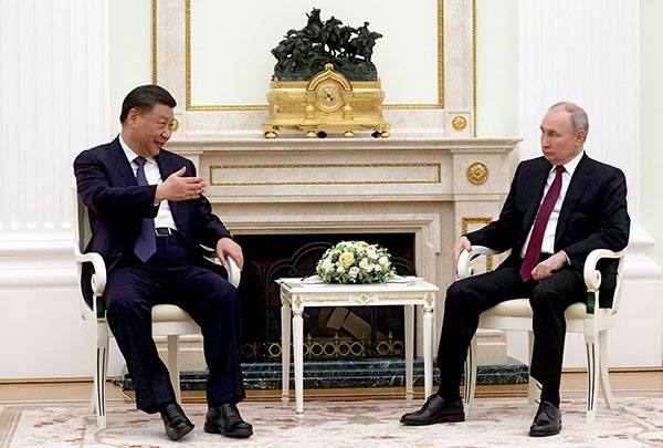 Tổng thống Nga Vladimir Putin (phải) và Chủ tịch Trung Quốc Tập Cận Bình tại cuộc gặp ở Moskva ngày 20-3-2023
