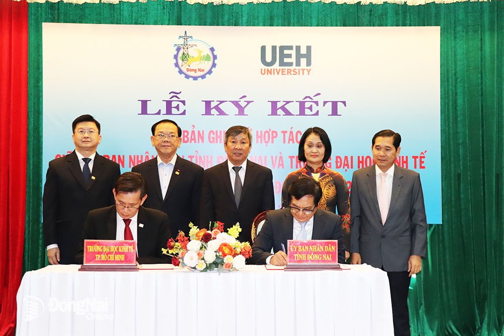 Lãnh đạo UBND tỉnh Đồng Nai và lãnh đạo Trường đại học Kinh tế TP.HCM thực hiện ký kết bản ghi nhớ hợp tác giai đoạn 2023-2026. Ảnh: H.Yến