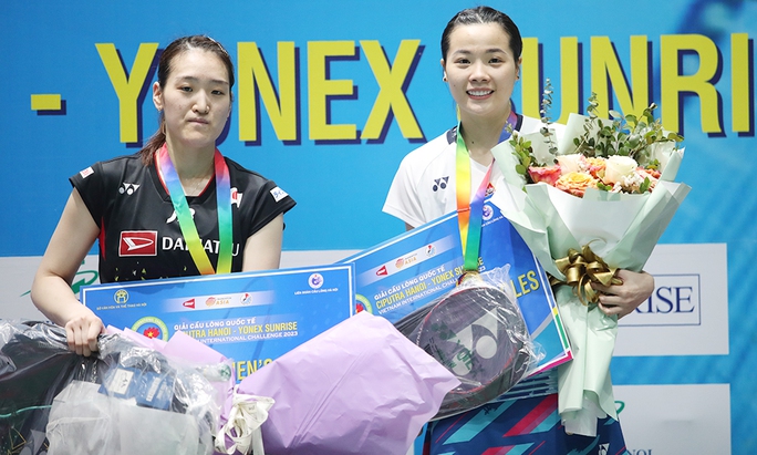 Nguyễn Thùy Linh và Asuka Takahashi nhận thưởng sau trận chung kết