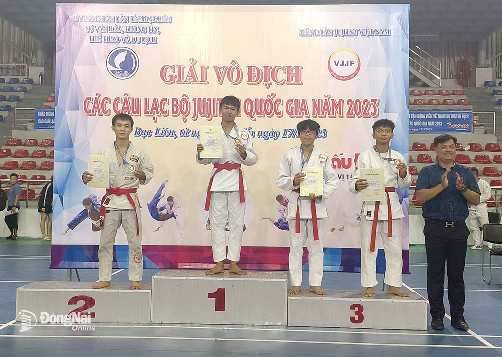 Ban tổ chức trao giải cho các võ sĩ đạt huy chương